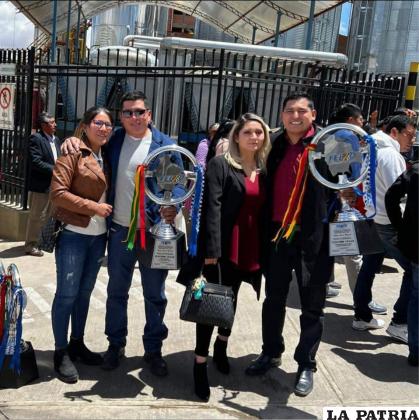 William Estrada y José Cabrera junto a sus esposas, pilares fundamentales para lograr este objetivo /William Estrada