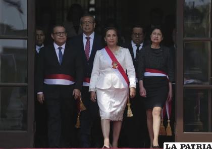 La presidente de Perú, Dina Boluarte, y sus recién nombrados /AP Foto /Guadalupe Pardo