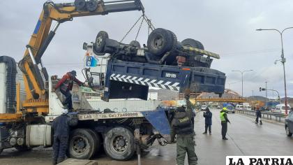 Remolcan la volqueta a un garaje de la Policía /LA PATRIA