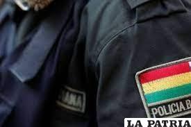La pareja fue aprehendida tras agredir a una funcionaria policial /RRSS