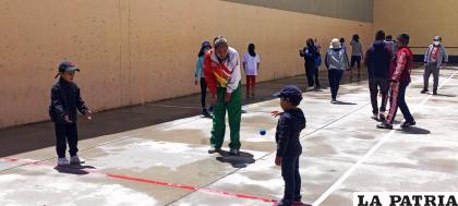 Los niños se familiarizan con las características de este deporte /LA PATRIA

