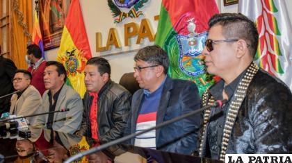 El gobernador de La Paz, Santos Quispe, junto a los artistas invitados en el evento musical. /GADLP