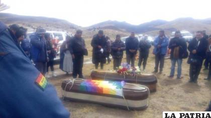 Moises Llojlla Condori y Juan Coarite Yujra fueron enterrados en el cementerio de Tola Tola /Página Siete