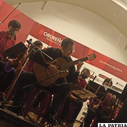 Marcos Puña durante su interpretación musical /Ana Oblitas
