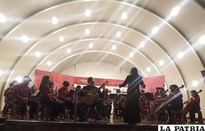 Concierto de la Cámara de Orquesta ??Luzio? dirigido por la maestra Marcela Torrez/Ana Oblitas