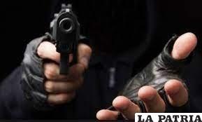 Los antisociales apuntaron con un arma al jovencito para robarse sus pertenencias /Referencial
