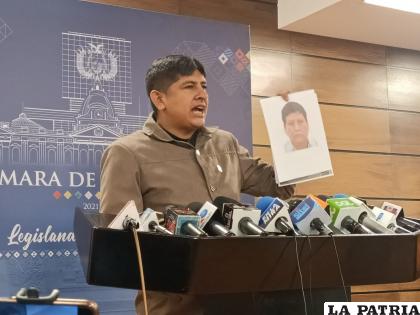 El diputado Cuellar muestra la imagen del narcotraficante argentino José Farfán /LA PATRIA