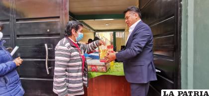 Entrega de paquete navideño con varios productos /LA PATRIA