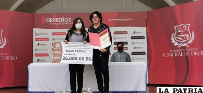El ganador del Gran Premio, Vicente Alejandro Endara Del Castillo en el momento de su premiación 
/LA PATRIA