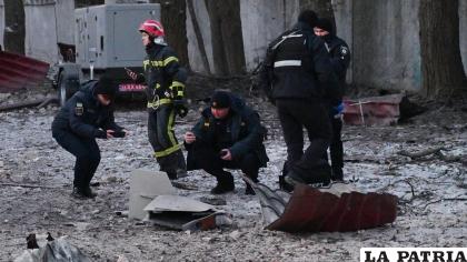 Autoridades ucranianas en un lugar donde hubo bombardeo /elperiodico.com