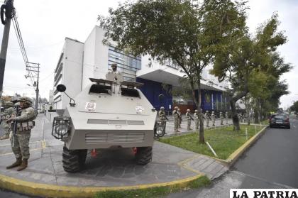 Soldados hacen guardia en Arequipa, Perú /AP Foto /Jose Sotomayo