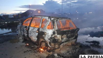 El auto en llamas; presumen que era de antisociales /LA PATRIA
