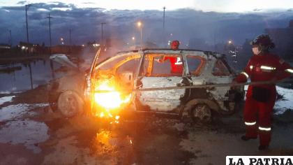 Bomberos sofocó el incendio vehicular /LA PATRIA