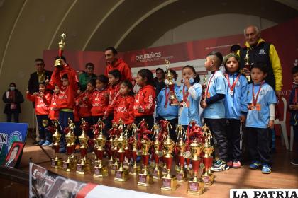 Los niños fueron los que más disfrutaron del acto de premiación /LA PATRIA
