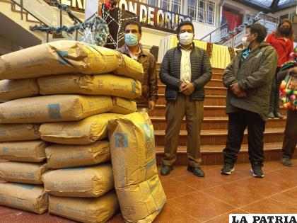 Ayer se hizo entrega de una parte de la harina a los municipios beneficiarios /LA PATRIA
