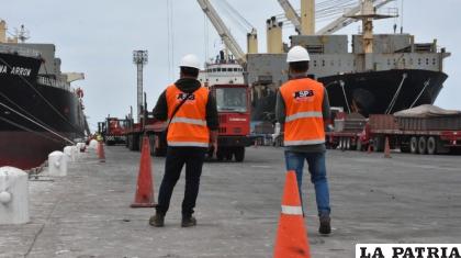 Movimiento de carga en el puerto peruano de Ilo /ASP-B
