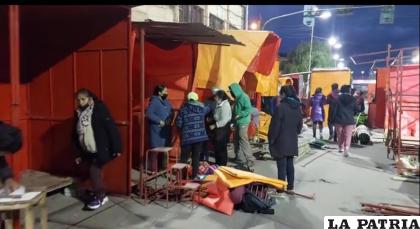 Comerciantes instalan sus puestos de venta en la 6 de Agosto 
/JORGE HUANCA
