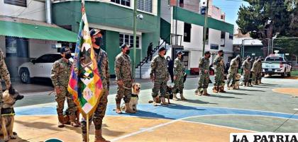Cuatro canes se jubilaron y tres ascendieron  /Comando de la Policía de Oruro