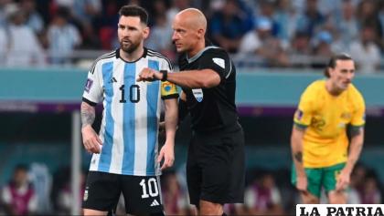 Este mismo árbitro dirigió a Argentina en el partido contra Australia /infobae.com