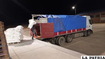 Anoche los camiones cargaban quintales de harina de la Planta de Caracollo /Emapa
