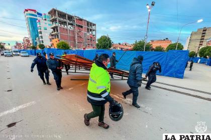 Estructuras metálicas impiden el libre tránsito peatonal /GAMO