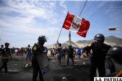 Simpatizantes del destituido presidente peruano Pedro Castillo protestan en la autopista Panamericana Norte /AP Foto /Hugo Curotto