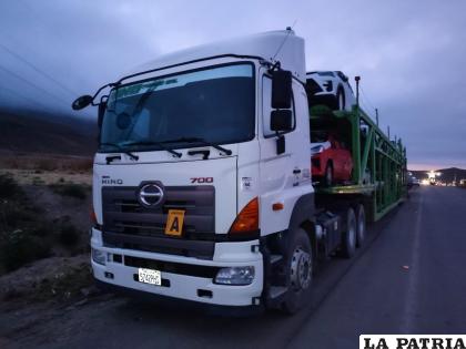 El coche se deslizó e impactó a la joven contra el otro carro /Tránsito
