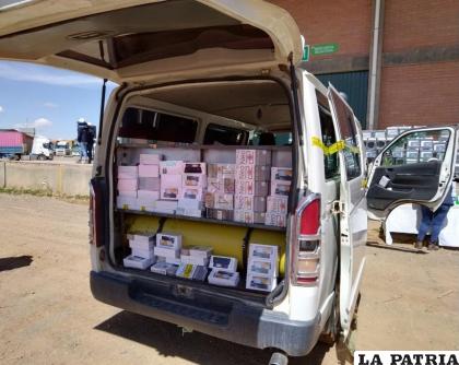 Los contrabandistas intentaron esconder los celulares en diferentes partes del minibús /ADUANA