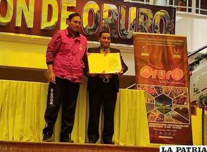 El presidente de la Asociación de Artífices en Máscaras Folklóricas ??Sebastián Pagador?, Hermenegildo Leaño recibe la distinción /LA PATRIA 