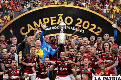 Jugadores de Flamengo con el trofeo en alto celebran el título 
 /LA PATRIA
