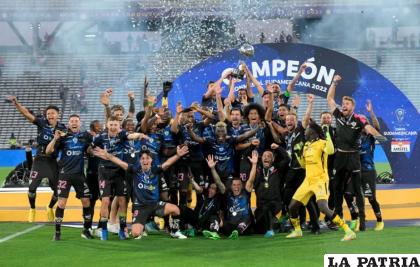 Integrantes del equipo de Independiente del Valle con el trofeo de campeón /LA PATRIA
