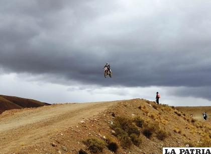 Los corredores brindaron un espectáculo único en el circuito de Oruro /LA PATRIA
