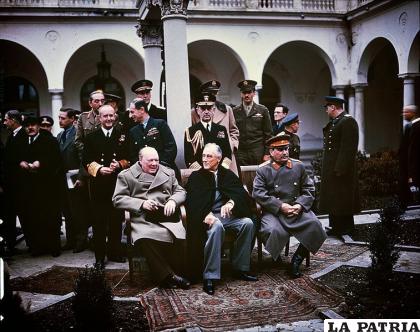 Winston Churchill (izquierda), Franklin D. Roosevelt (centro) y Iósif Stalin (derecha), los principales dirigentes aliados en Yalta / PD
