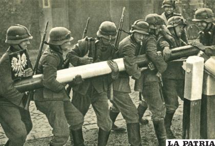 Tropas alemanas retiran la barrera fronteriza entre Polonia y Alemania el 1 de septiembre de 1939 / Cordon Press