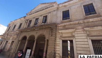 El edificio patrimonial luce desgastado por fuera y por dentro /LA PATRIA