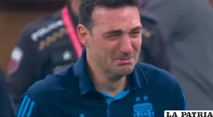 Scaloni no pudo evitar el llanto al final de la definición por penales /minutouno.com
