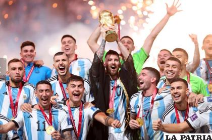 Messi con el trofeo junto a sus compañeros celebran el título 
/as.com
