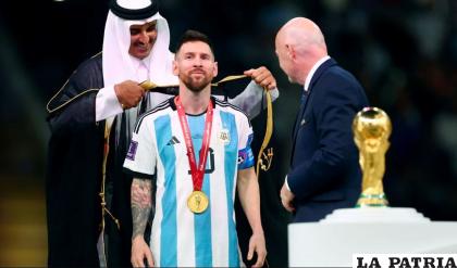 El emir de Qatar, Tamim bin Hamad Al Thani coloca un Besht a Messi /as.com