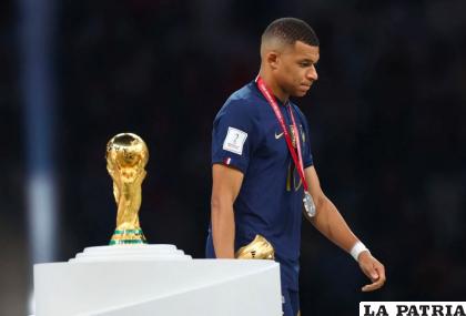 Kylian Mbappé con siete goles recibió la Bota de Oro /as.com
