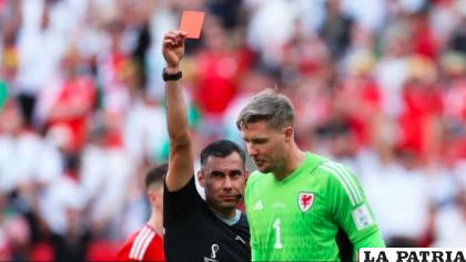 Solo hubo cuatro jugadores con tarjeta roja en el Mundial de Qatar, el primero en ver la roja fue el portero de Gales, Wayne Hennesey /tycsports.com
