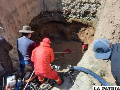 Bomberos rescata el cadáver de una niña de 3 años que cayó a un pozo en cercanías a Machacamarca /LA PATRIA