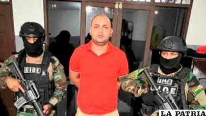 Misael Nallar se entregó al jefe del grupo GIOE, en Santa Cruz, Álvaro Muñoz / Archivo Policía Boliviana