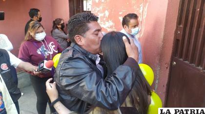 Danna encontrándose con su familia al salir de la cárcel /La Razón 