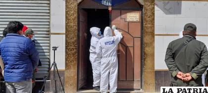 Peritos realizan trabajos de balística en la puerta de un local, donde un chileno disparó y mató a un guardia de seguridad /LA PATRIA