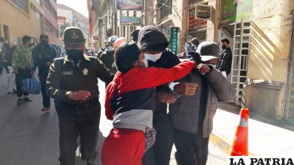 Padre e hijo son golpeados al salir de su audiencia cautelar /LA PATRIAseguridad /LA PATRIA