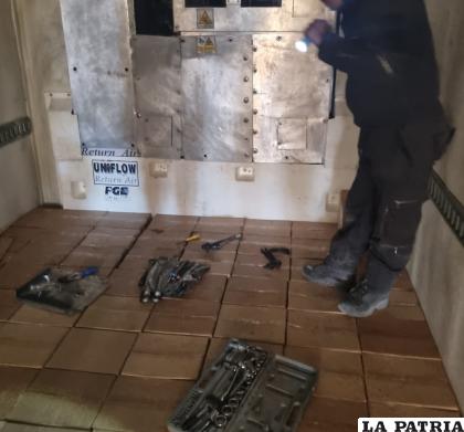 Narcos ocultaban la sustancias controladas en el fondo del camión con destino a Chile /LA PATRIA