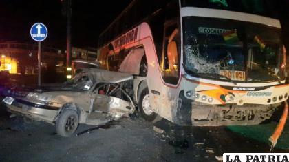 PARTIDO EN DOS
En la avenida 24 de Junio, cerca de la rotonda de la Cabaña, zona Este de la urbe orureña, el sábado 27 de agosto, un ómnibus de servicio público embistió violentamente a una vagoneta y esta quedó partida en dos, unida tan solo de unos fierros.
El conductor del motorizado fue socorrido de urgencia a un nosocomio de la ciudad de Oruro.
