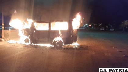 MINIB?S EN LLAMAS
Un minibús gris marca Toyota quedó reducido a chatarra luego de incendiarse la madrugada del 23 de febrero en la avenida 24 de Junio, cerca del local de comida La Cabaña. El conductor de 31 años, fue diagnosticado con quemaduras de segundo y tercer grado.
Según, la investigación de Tránsito, el chofer chocó contra el separador de vía por esquivar y evitar una colisión contra otro vehículo. El golpe a la barrera de concreto provocó desperfectos mecánicos en el minibús, provocando el incendio de magnitud.