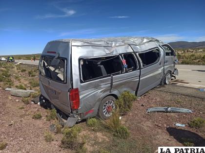 VUELCO FATAL
Dos mujeres fallecieron y 11 pasajeros resultaron heridos, luego de que el ??surubí? en el que viajaban se volcará en la ruta Sabaya-Oruro, en inmediaciones del cruce Kulluri.
Informaron en Tránsito que el conductor se durmió cuando manejaba el minivan el 13 de abril.
