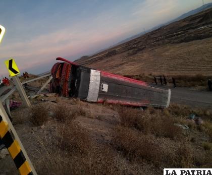 CINCO MUERTOS Y 16 HERIDOS
El conductor del ómnibus de la empresa El Inca, en una curva cerrada, no giró debidamente, chocando contra las barandas metálicas, provocando varios vuelcos a un costado de la carretera Oruro-Cochabamba en inmediaciones de Paria.
Tránsito reportó, que cinco personas fallecieron, entre ellos el conductor, una bebé de dos meses y otras 16 salieron lastimadas. El fatal accidente sucedió la madrugada 8 de mayo.